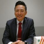 成長期サポートサプリ「セノビル」を手元に置いて話す株式会社エメトレの代表