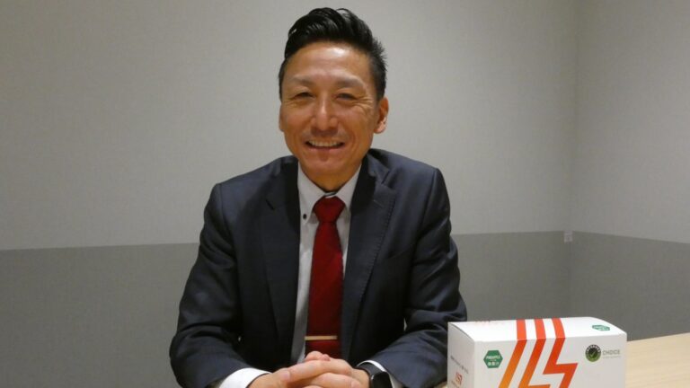 成長期サポートサプリ「セノビル」を手元に置いて話す株式会社エメトレの代表